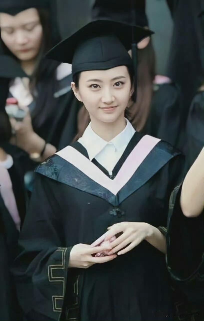 这是景甜的北电毕业留影，一身学士服，眼神清澈纯粹。
从意气风发的校园，走到如今风
