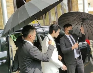 王鹤棣纯白西装出席，今天在三亚线下活动现场生图！哈哈哈，不断变换的手势拍照，太可