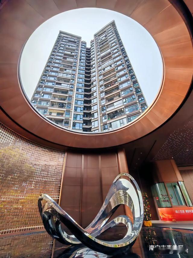 看，这个场景，像不像时空旅行者的魔镜和座椅？
是不是挺魔幻的？
上面的圆孔就像是