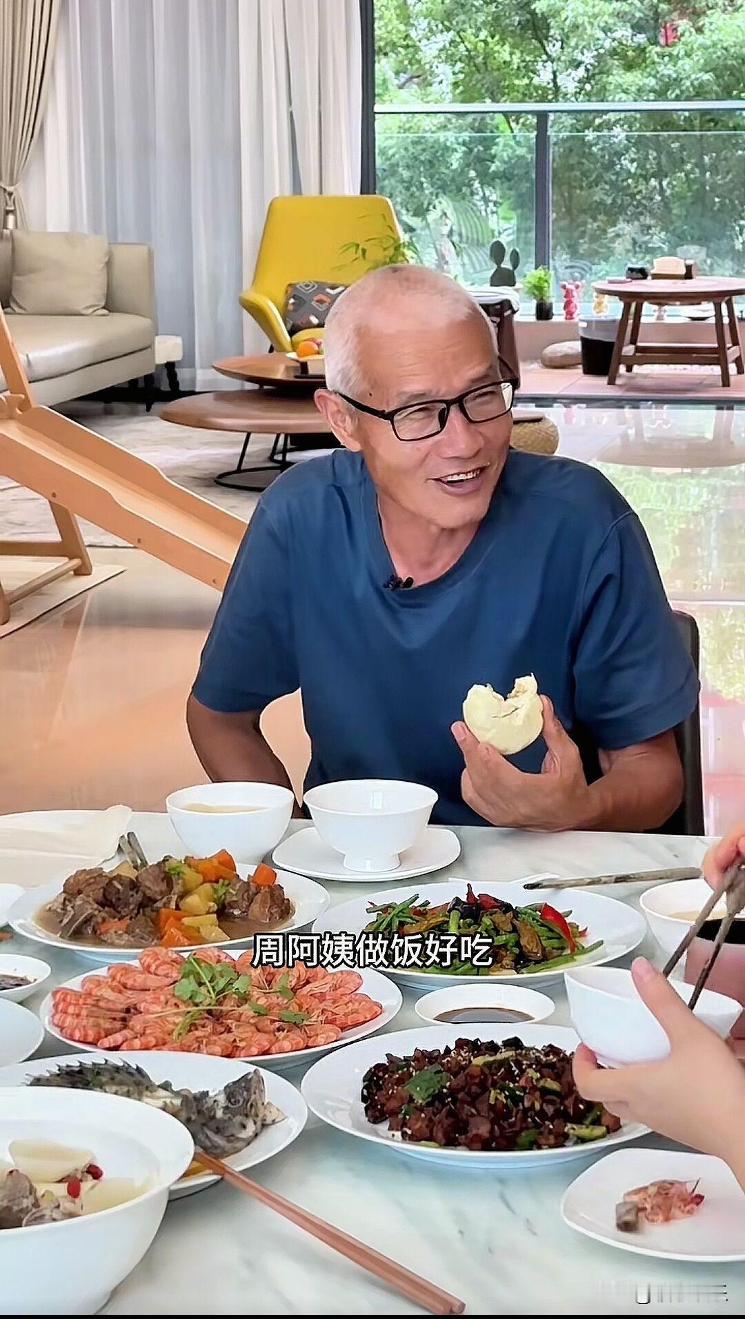 小凤他们吃鱼吃肉，老爹只能吃清水面！红姐休息完一天后回来上班，周阿姨负责卫生，金