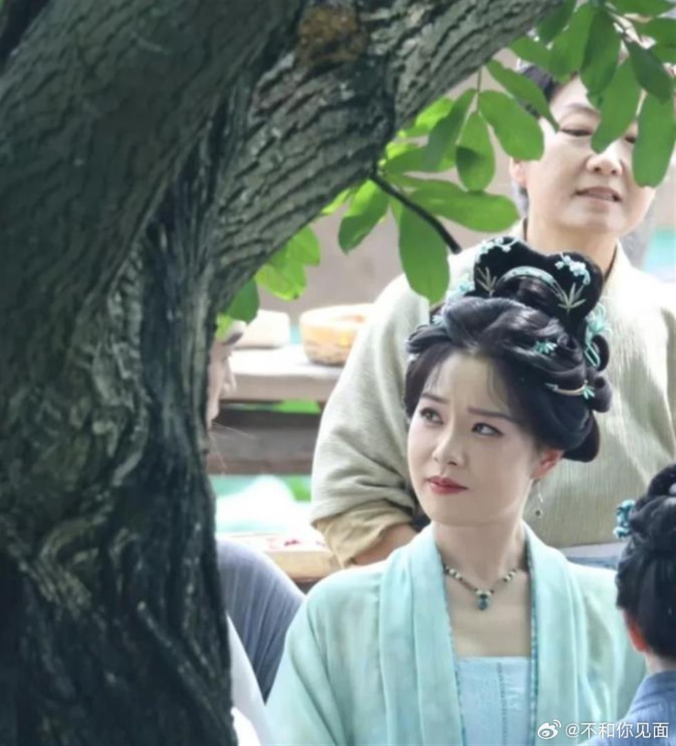 荧幕颜值比拼一目了然，赵今麦王菊同框出镜，尽显骨相优势与皮相的差别 