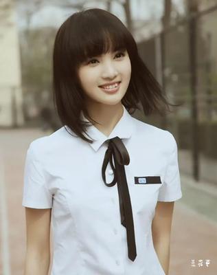 金晨年轻时候竟是这么美，简直嫩到可以掐出水来。
貌似现在的她已经找不到从前的影子