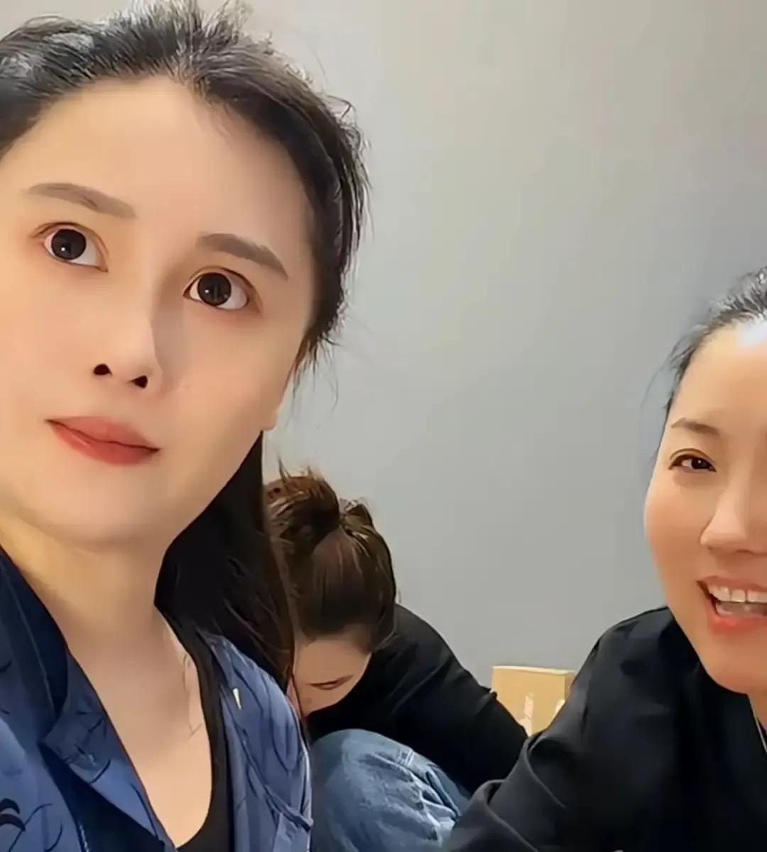 球球除夕夜跪地递上厚厚红包，赵本山捏着信封先问是不是偷拿家里的，全场笑翻。
小姑