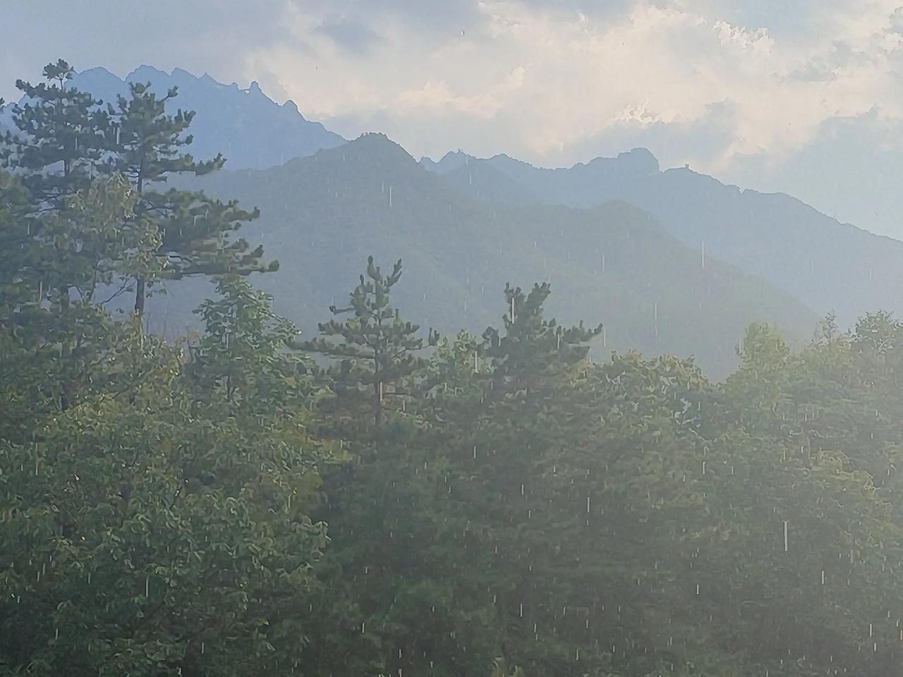 我在养子沟第三十三天，，下午五点五十分，在房间突然下起了太阳雨，拍下一组照片留存