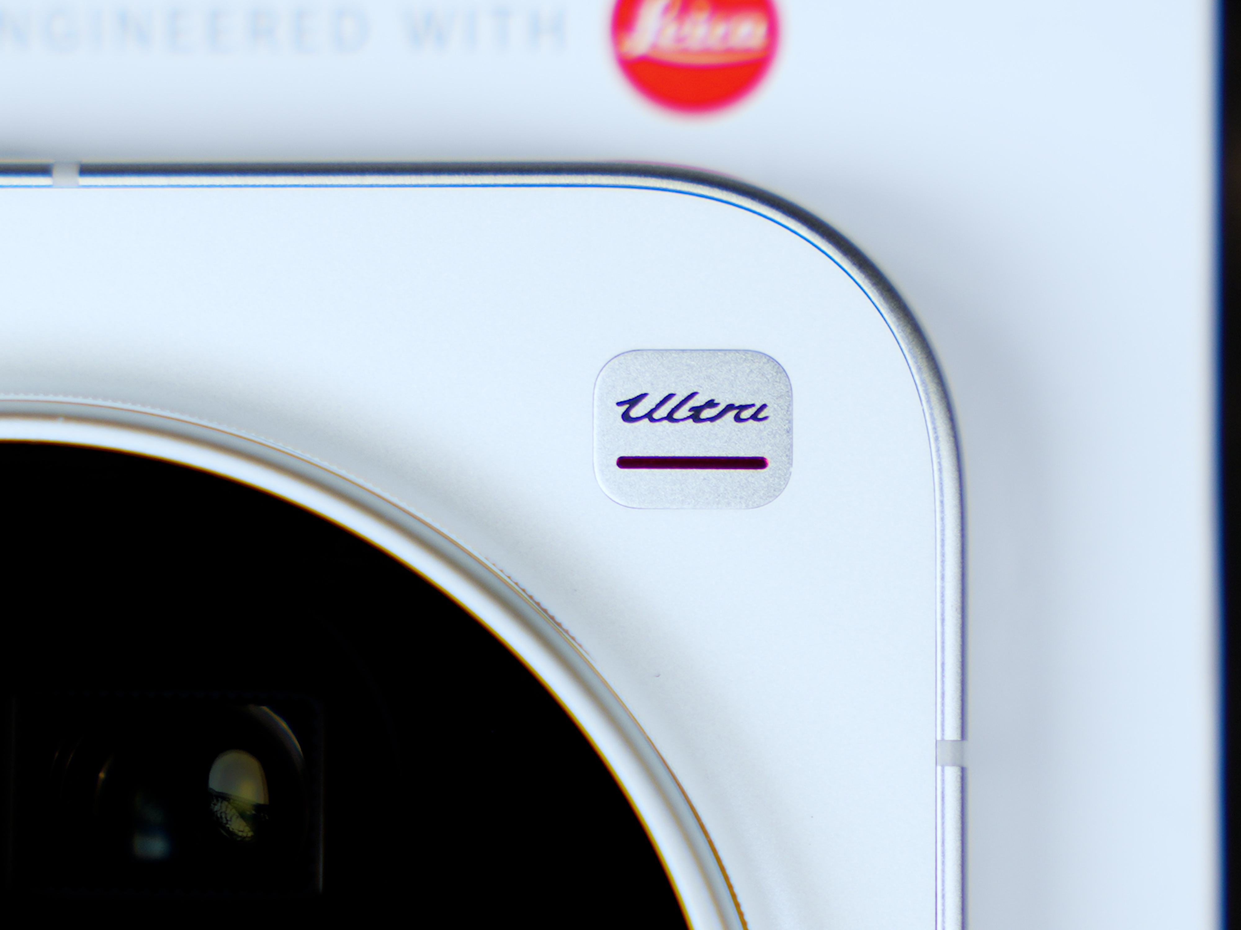 我还是推荐白色版本的小米17 Ultra。虽然徕卡版大家都在推荐黑色，但是我依然