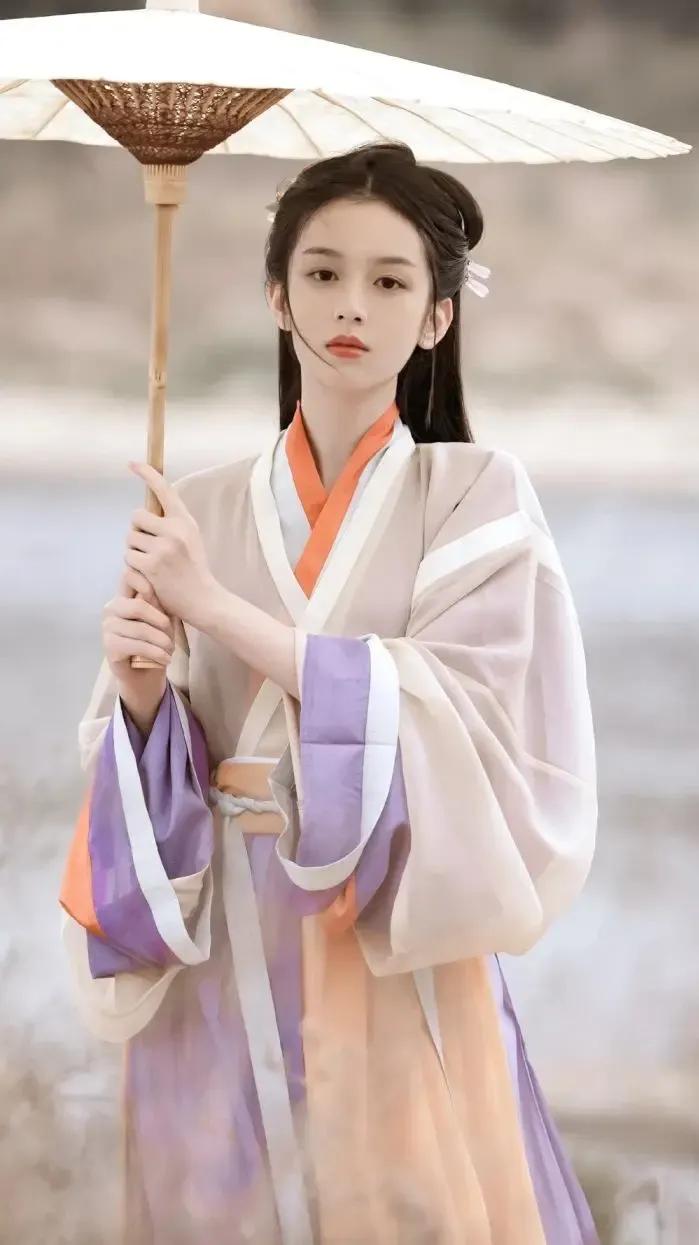 除了粉丝，明星里边估计没人喜欢周也，五官精致，身材姣好，古装清新脱俗，现代装扮不