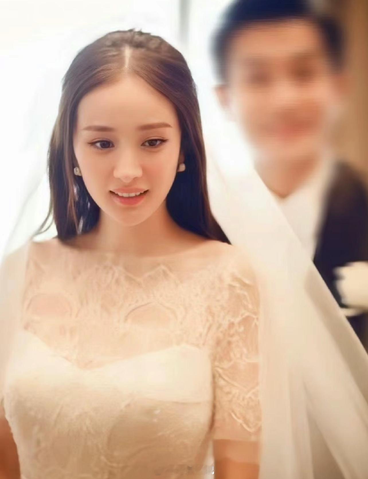 婚礼上杨幂的眼神里洋溢着温柔和爱从她恋爱公开开始，到生完孩子付出之后，都是她最美