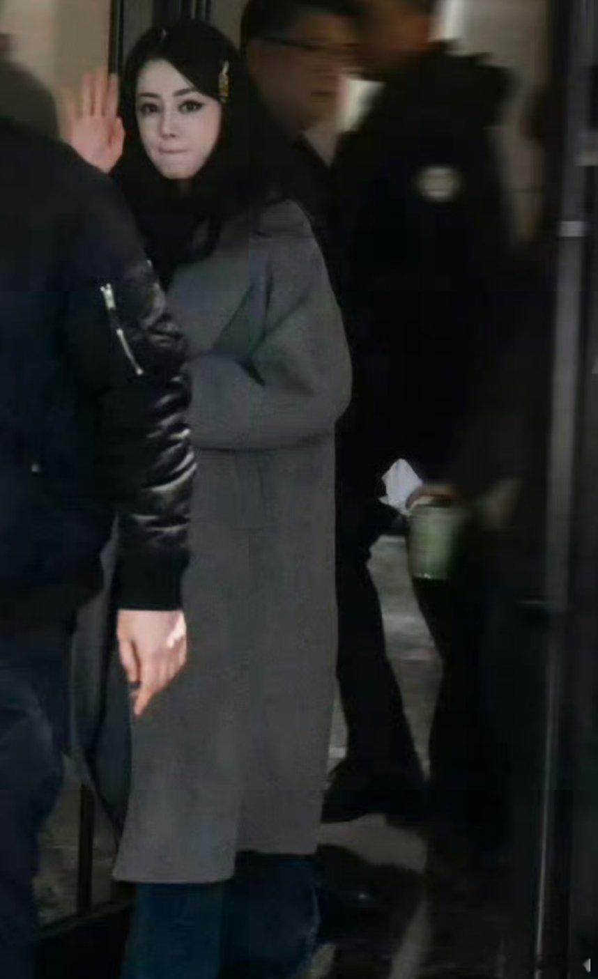 迪丽热巴Hi6卷发上班路透迪丽热巴这是什么人间芭比造型！蓬松大波浪卷发配上灰色大