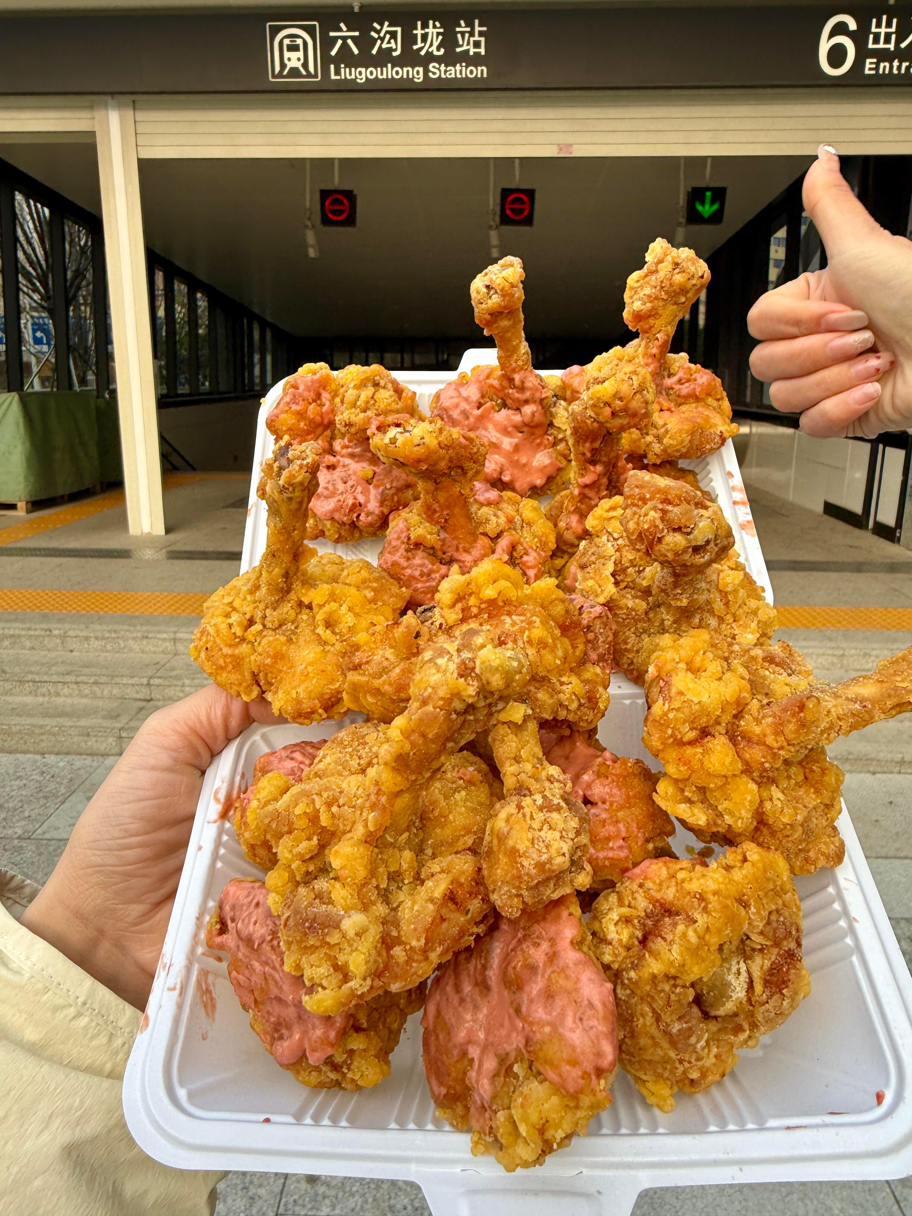现炒的黑糖珍珠糍粑！！！黑糖酱裹着珍珠和炸过的糍粑~糯叽叽的好好吃！！每次去都会