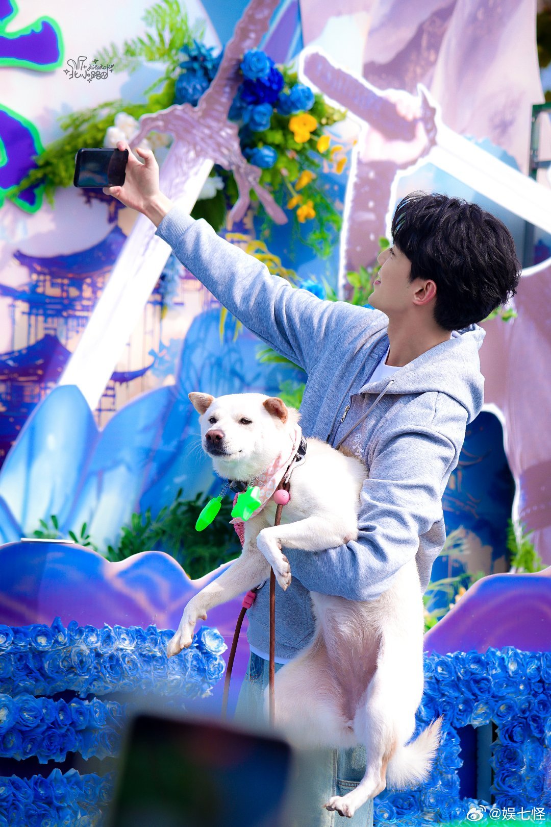 吴磊害羞到藏在花后面对待身边人对待粉丝永远都特别真诚的磊磊，我看是谁还没入股！ 