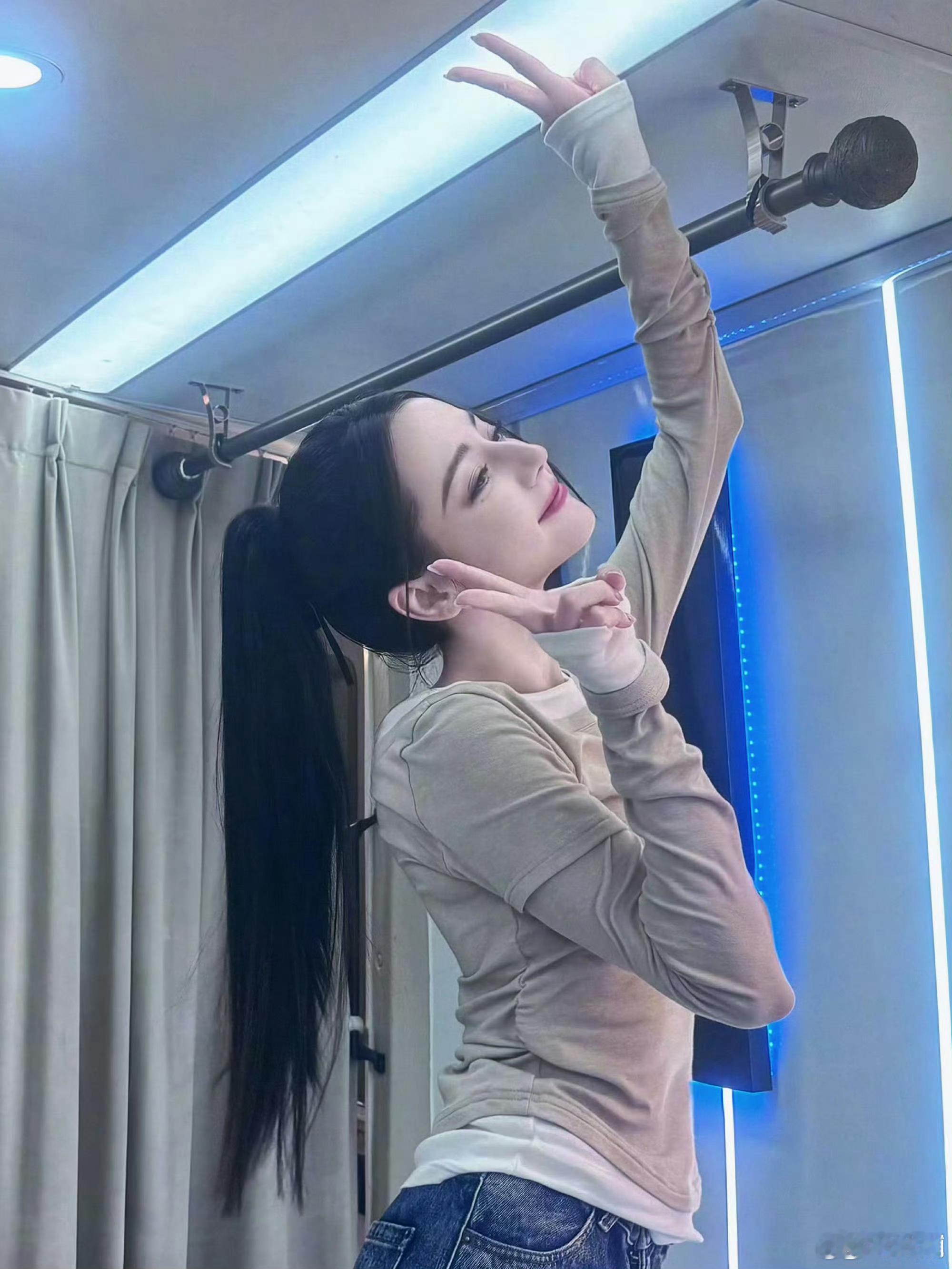 迪丽热巴的大光明高马尾造型太绝了！利落线条勾勒精致五官，元气满格又气场全开，每帧