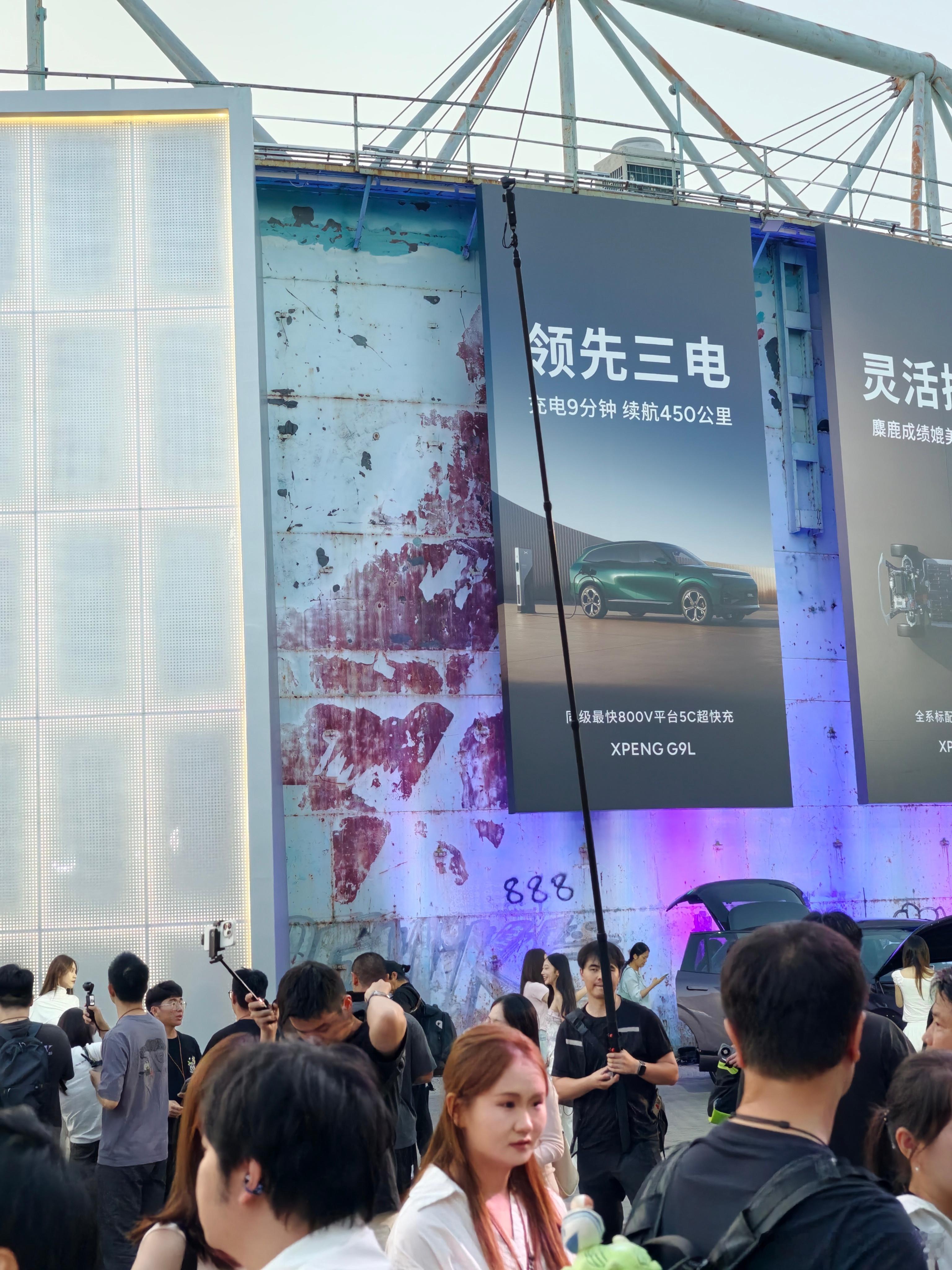 因为无法使用无人机，辛苦官摄用 pocket 代替无人机拍类似航拍视角了。举着杆