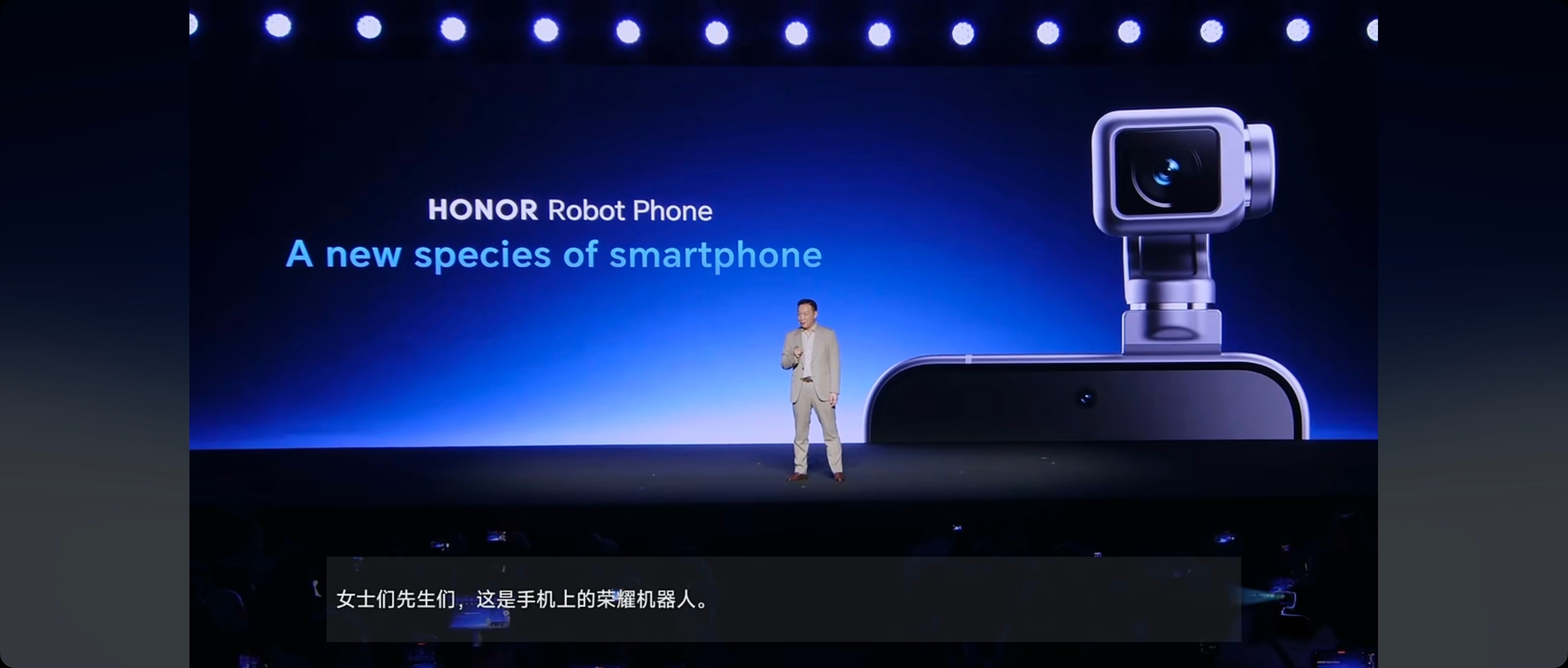 今晚更新了我对荣耀手机的认知库，在巴塞罗那，荣耀直接把“手机”和“机器人”结合在