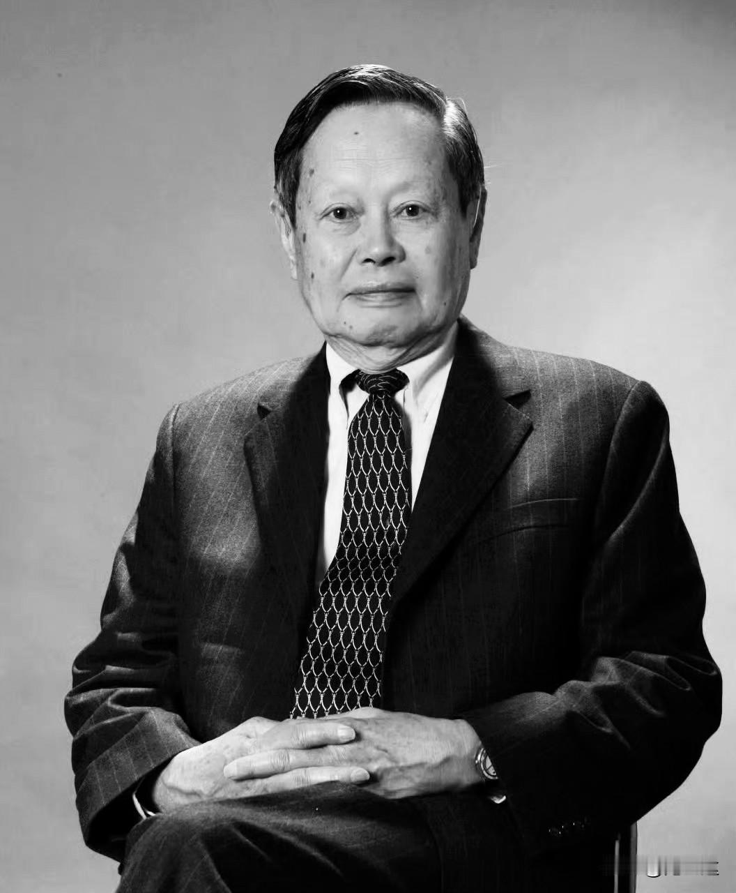 杨振宁去世，享年103岁。 
杨振宁是享誉世界的理论物理学家：
1954年与R·