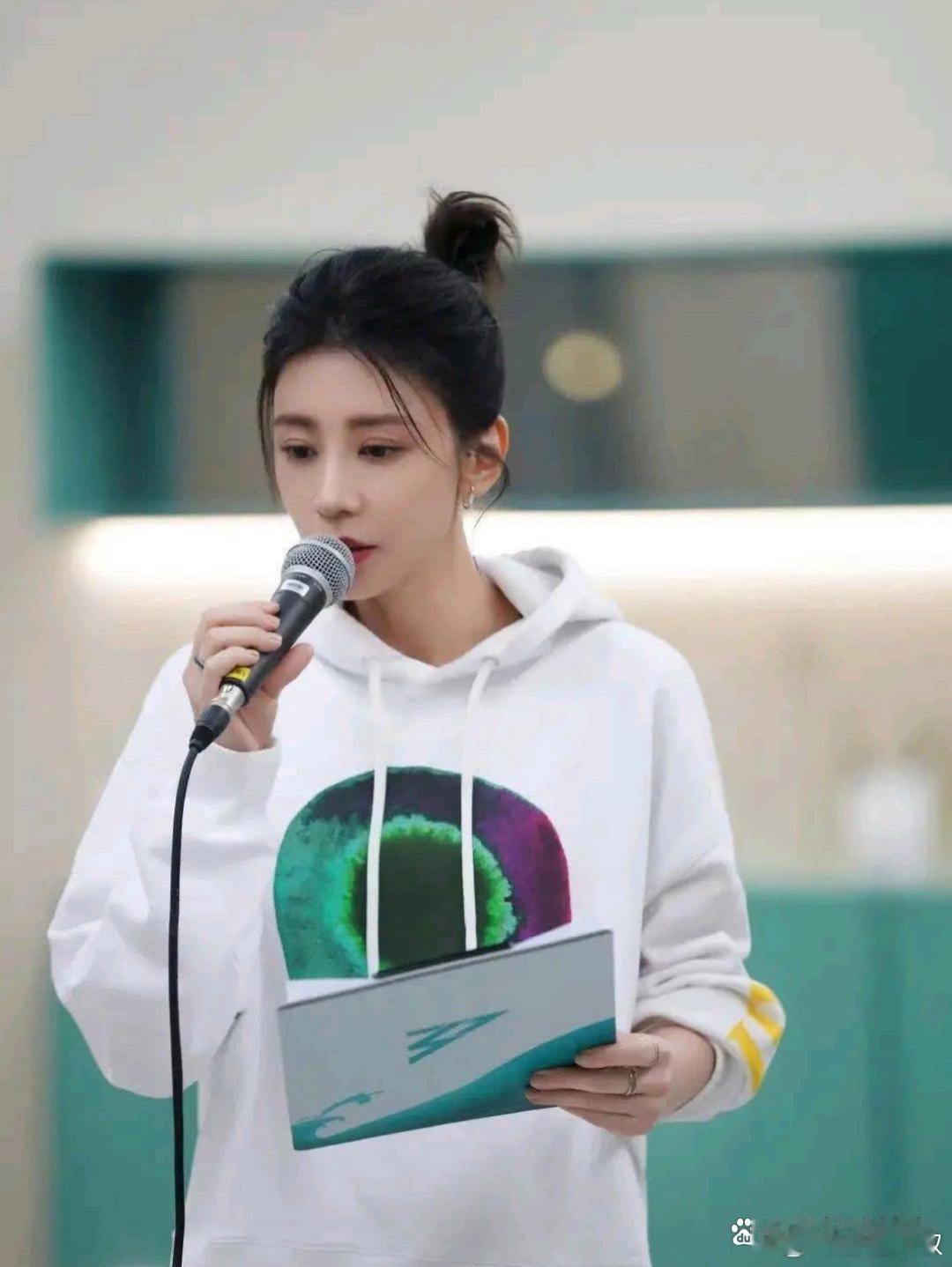 贾静雯是越活越年轻啊，四十多岁了还像少女一样清纯有活力。 ​​​