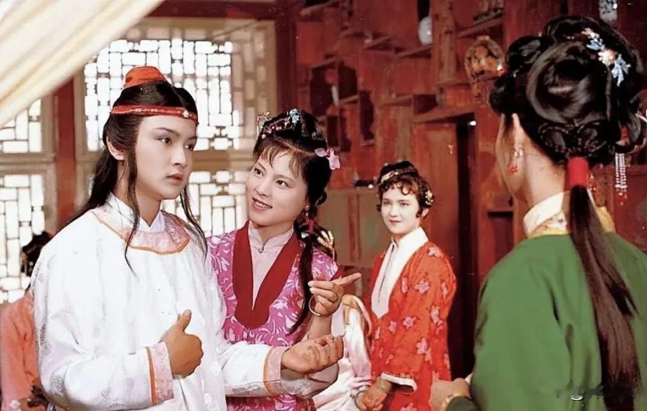 贾宝玉看上去再心疼女孩子，但他也是一个有生杀大权的奴隶主，所以他今天开心了哄哄丫