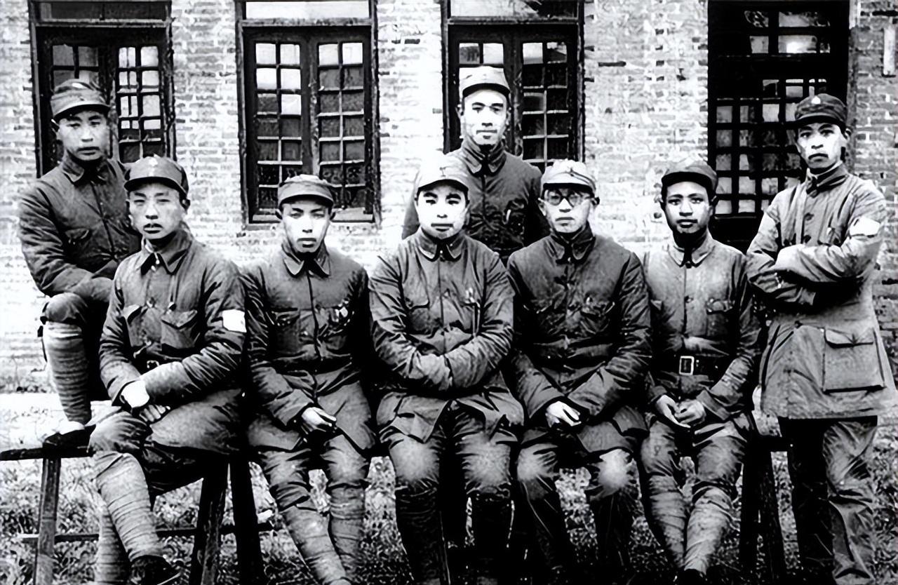 1943年春天，新四军苏中二区一对革命情侣喜结连理，男方是来自湖南韶山的王勋，女