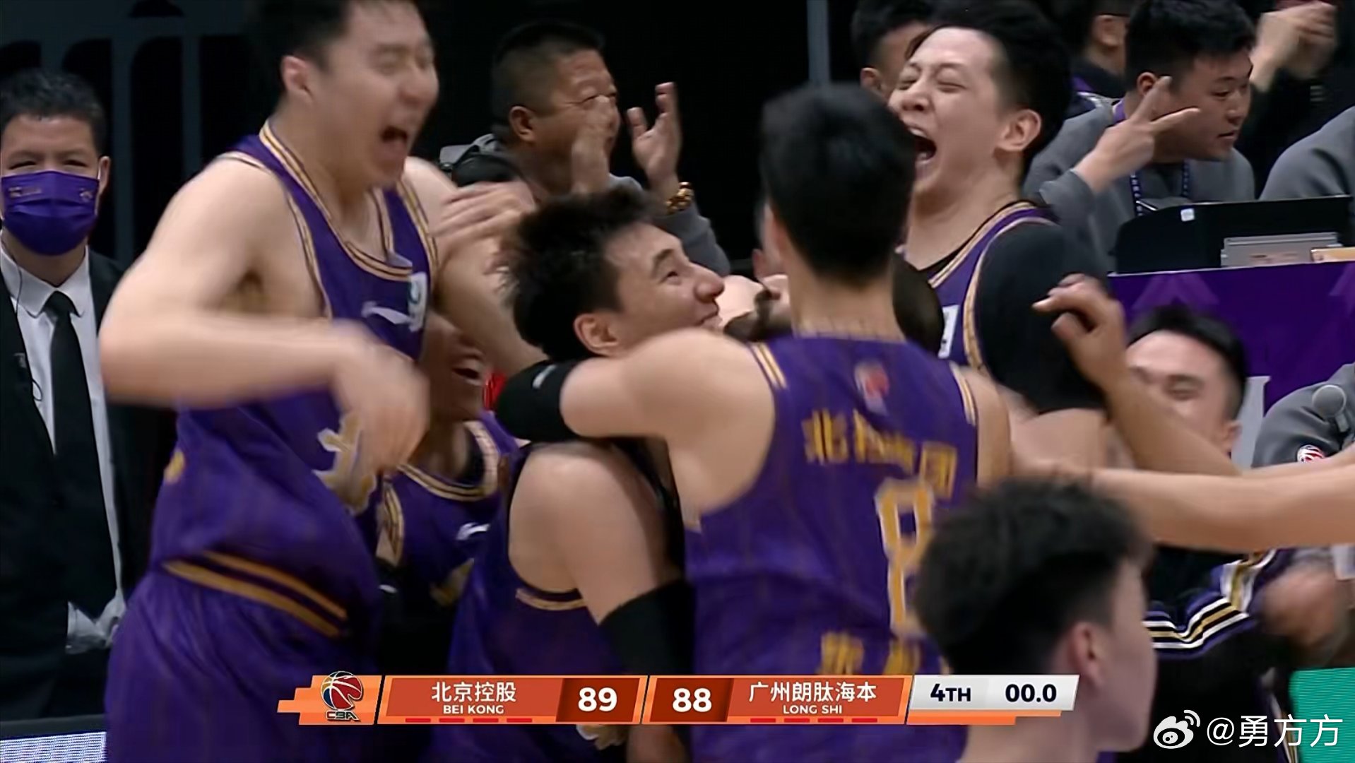 北控男篮vs龙狮男篮 里勒绝杀广州龙狮！这个三分完全顶着防守人投进，真有点不可思