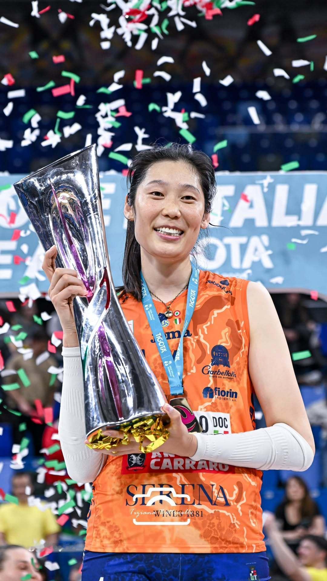 意甲女排联赛，科内利亚诺总比分3比1战胜米兰，实现八连冠！而队中主攻，中国女排名