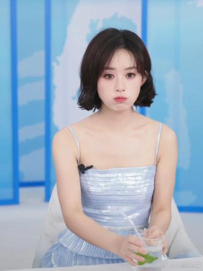 赵丽颖直播造型短发赵姐也好美啊[春游家族]光看脸了，小嘴叭叭也不知道说啥[喵喵]