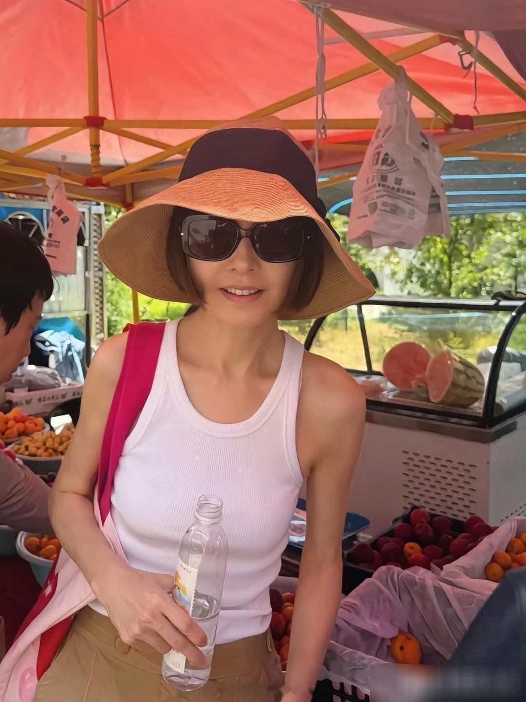 鲁豫在社交平台发消息，说自己去新疆了。她穿白色吊带配短裤，还戴了帽子，看着可少女