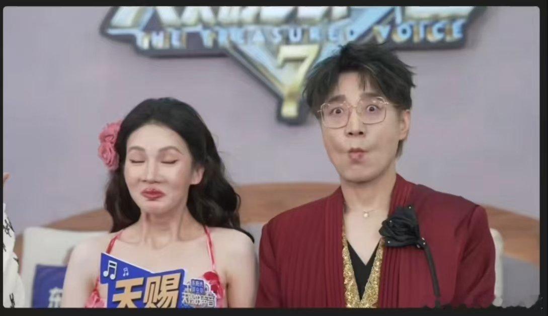 金晨忙了一天打开手机天塌了金晨做鬼脸挺敬业的 被金晨这段笑晕，忙完一天手机天塌，