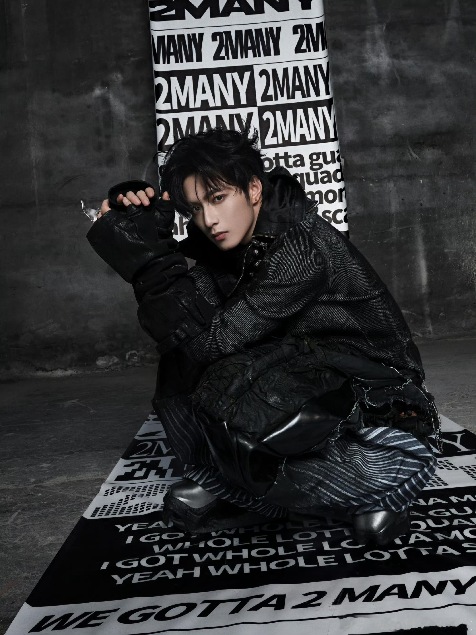 刘耀文新歌2MANY更新新歌照片all black太酷！属于耀文的一切精彩都刚刚