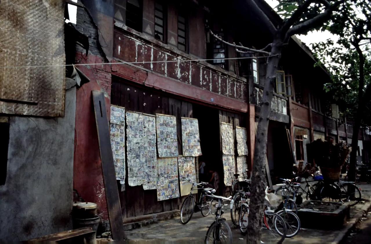 租书店外，成都，1985年摄。 ​​​