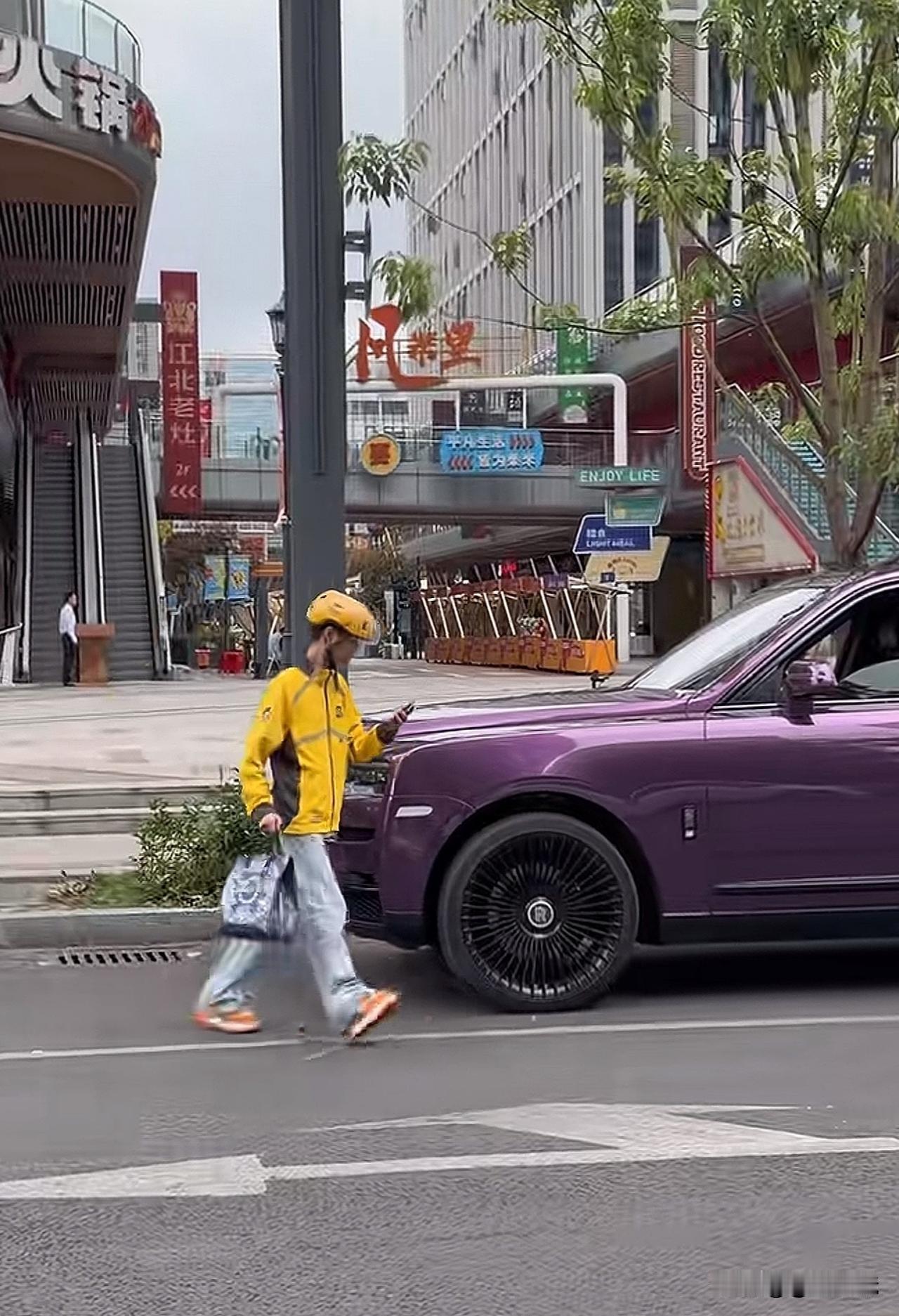 这是哪家的少爷来体验生活了