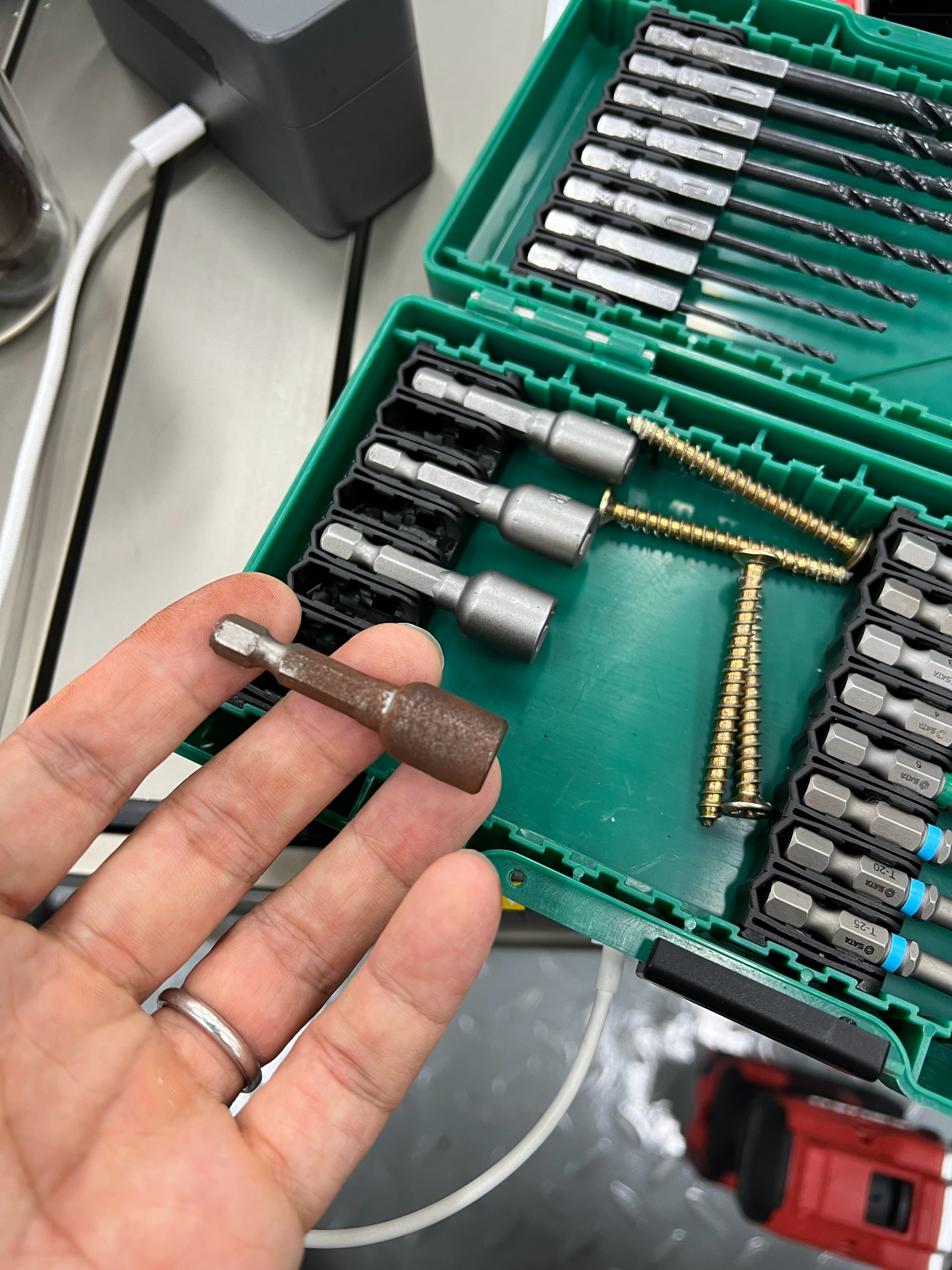 仓库湿度有点大～ 工具都锈了但是吧，就锈了一个，莫名其妙的。  ​​​