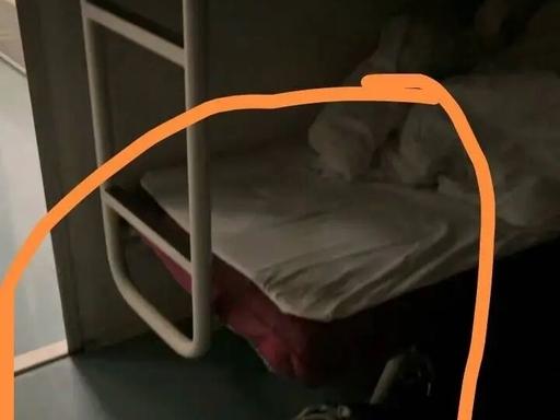 太恶心了！
 
河南一个姑娘坐卧铺火车，半夜睡得正沉，一个陌生醉酒男人凑到她铺位