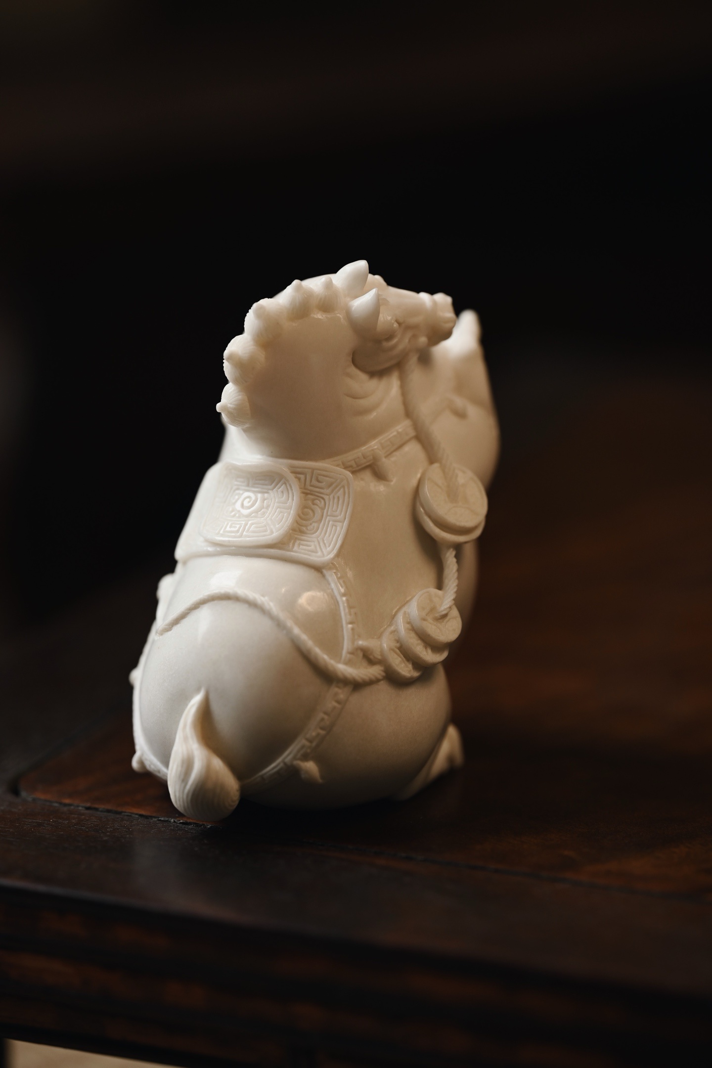 鹿角 | 马上有钱取材质密凝润，圆雕饱满结实，塑形写神颇具气势，骏马立姿，背驼铜