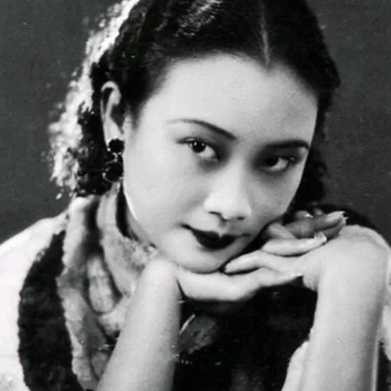1942年的陪都重庆，发生过一件在当时绝对不能见报的奇案。中国最大的秘密警察头子