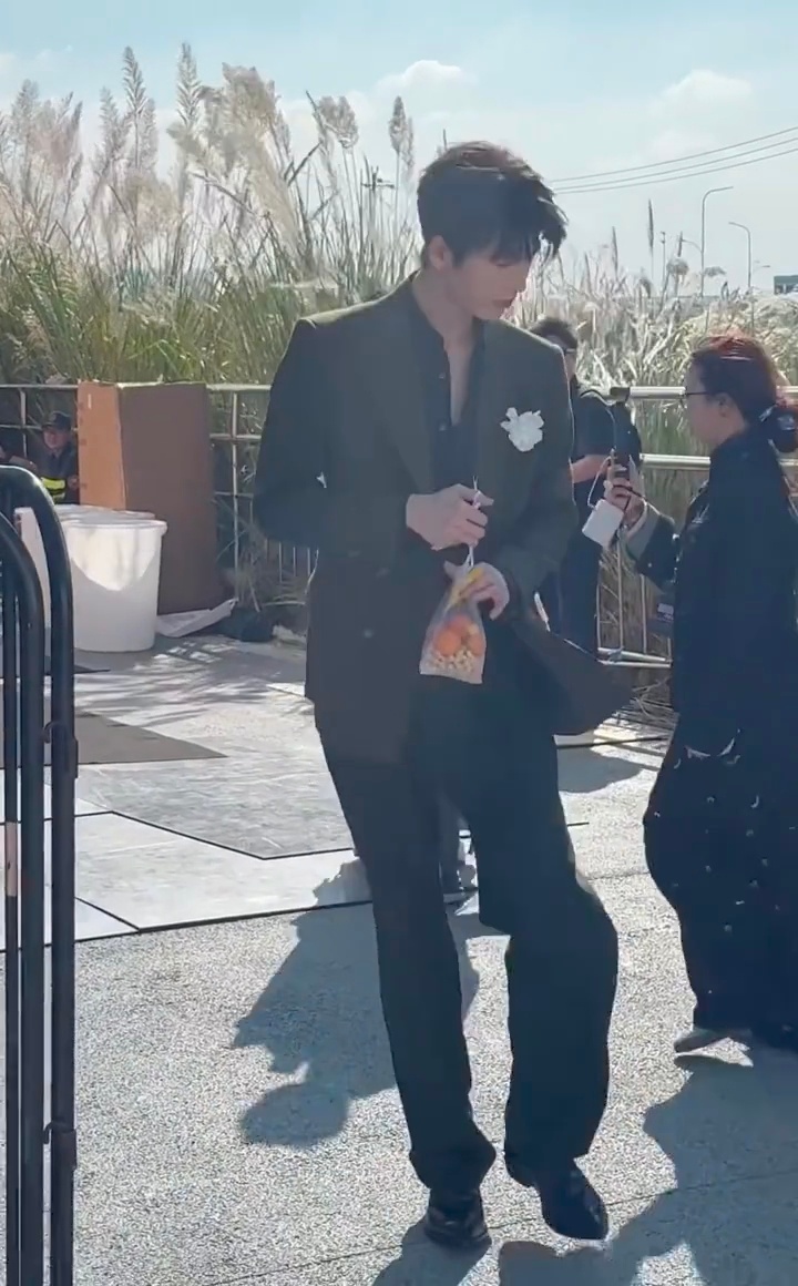 张凌赫是来搂席的吧 笑不活了！张凌赫走红毯像来搂席的！金靖采访时他偷啃蛋糕，还揣