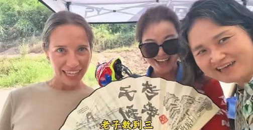 德比斯的夫人和张雪的夫人已经混在一起了！看这场景，张雪夫人教瓦嫂说重庆地方方言“