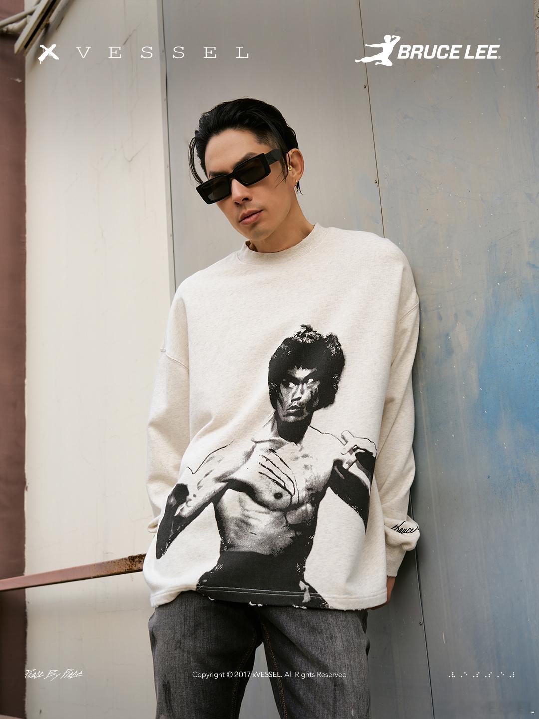上身演绎李小龙联名系列服饰xVESSEL x 李小龙联名系列宽松白色卫衣复古质感