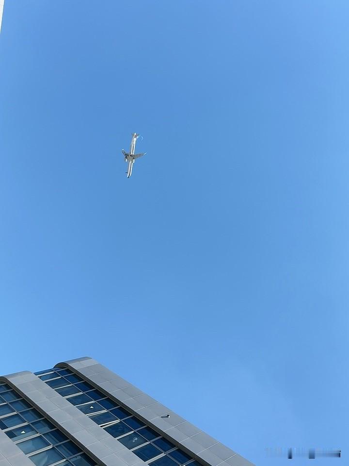 天空很蓝，偶尔看飞机！ 惬意啊！ 绝美随手拍天空 这这里办公是否无忧无虑[泪奔]