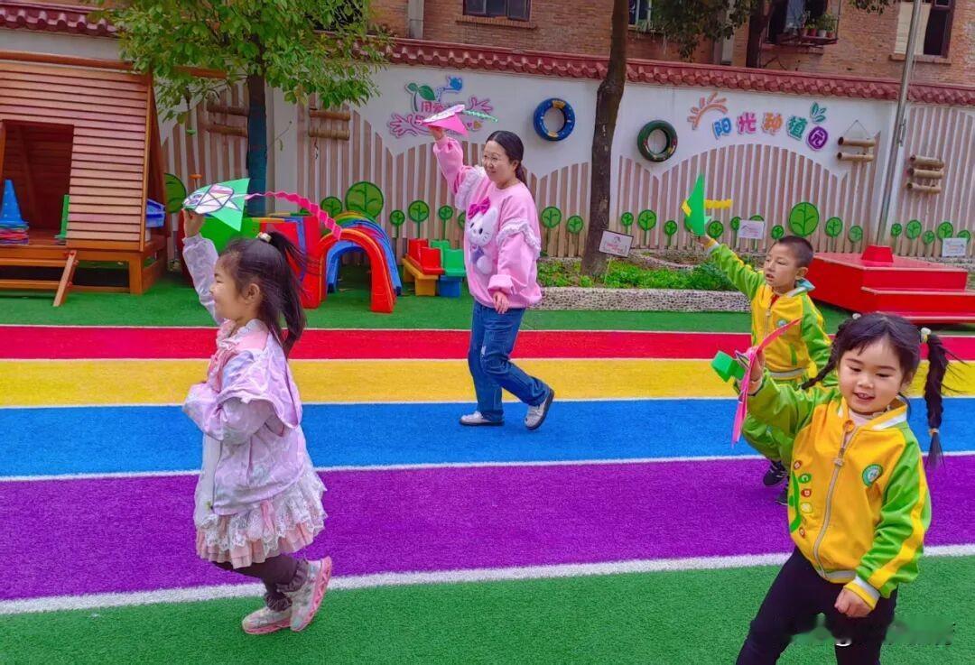 西关第二幼儿园开设师德先进个人风采专栏。分享她们扎根幼教沃土、以仁心呵护孩童、以