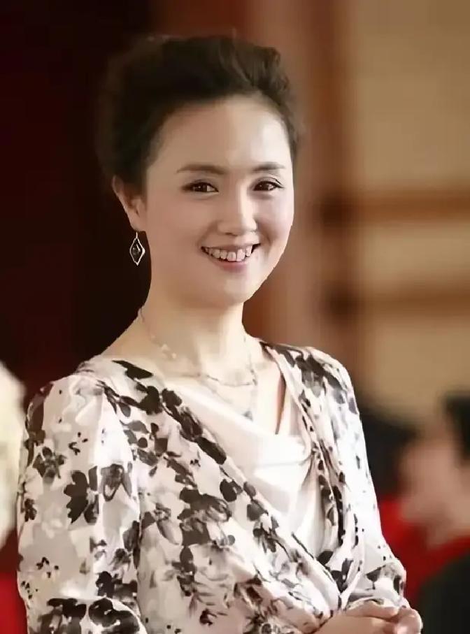 朱媛媛化疗掉发戴假发还坐在片场念台词，一堆人夸她敬业为艺术献身。

我看着难受。