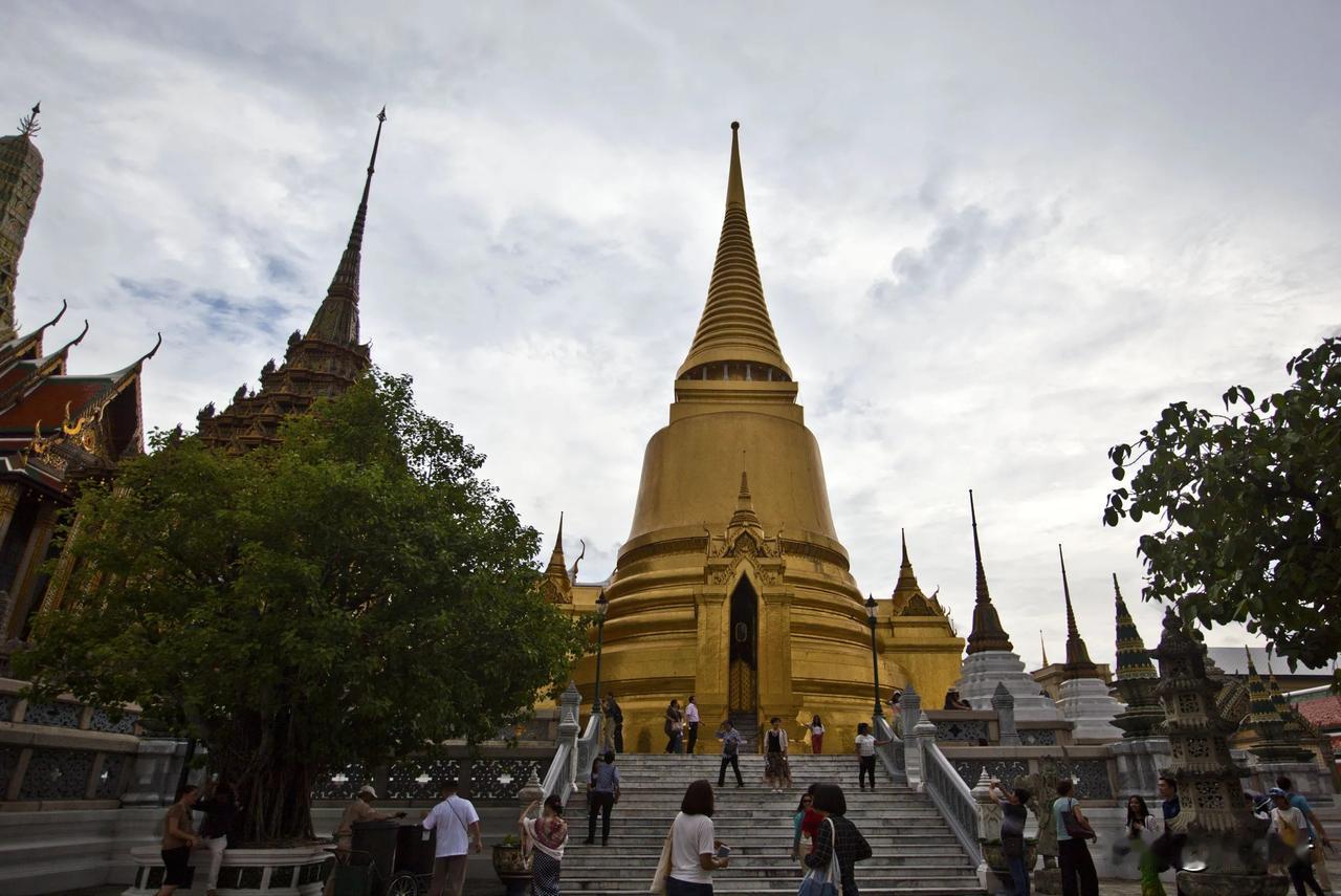 玉佛寺是泰国王族供奉玉佛像和举行宗教仪式的场所，因寺内供奉着玉佛而得名。玉佛寺，