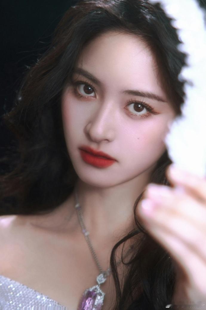 沈月撞档沈月 这波联动太有意思了！沈月和鲁健在四川遂宁解锁古法盐烤鱼，用北宋庆历