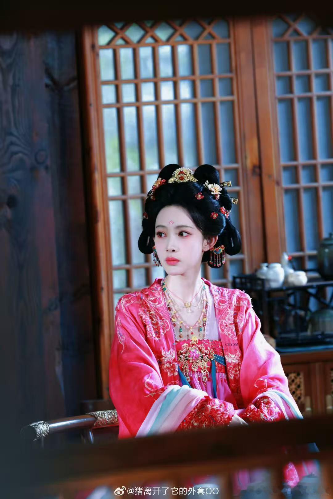 孟子义尚公主粉红妆造路透 ​​​萌萌的美孟～这套粉红色妆造真的太美了，像个灵动明
