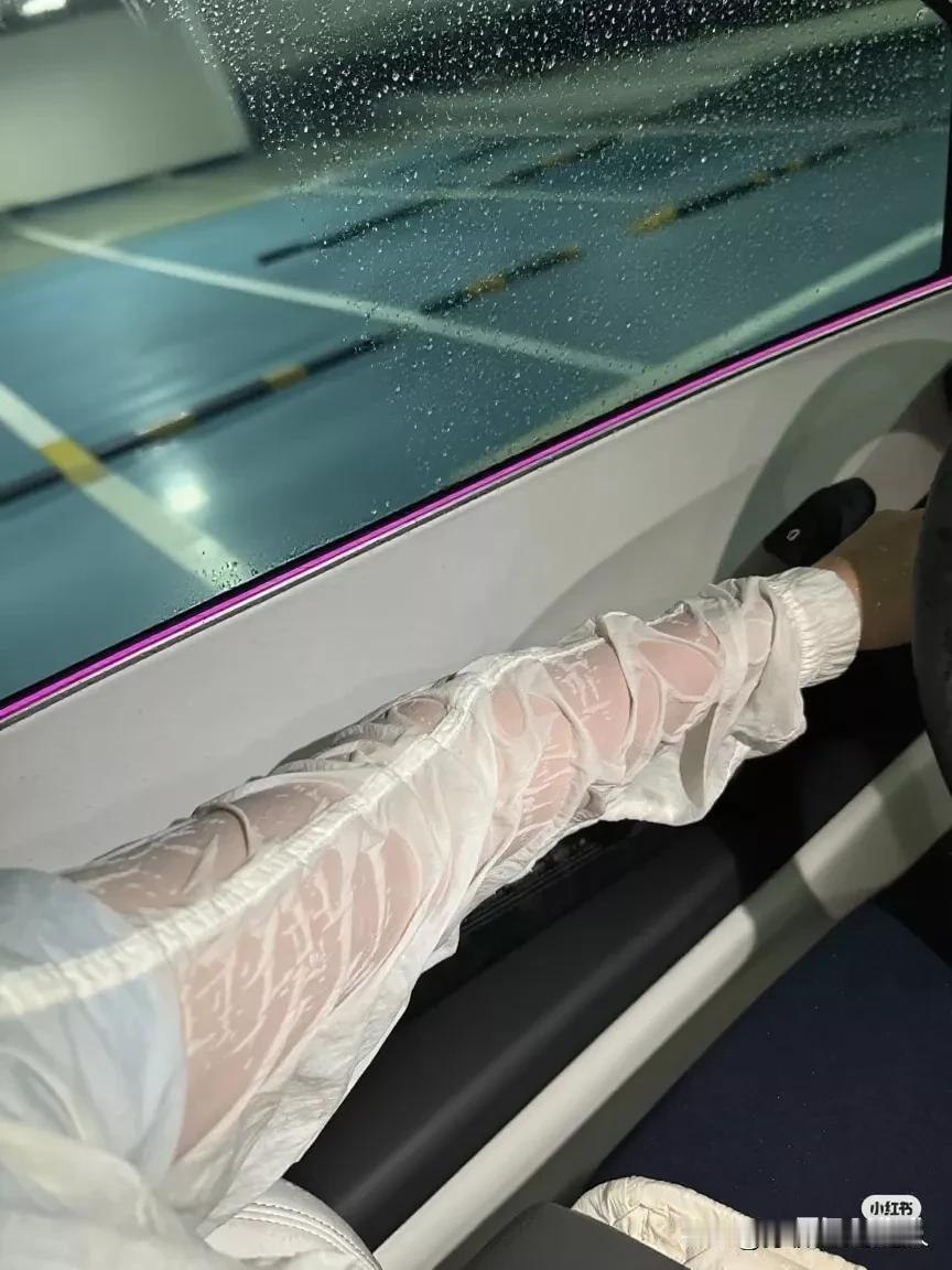 那天出门急，想着开点通风，就没把车窗完全关上。

开了没多远，窗户突然开始犯毛病