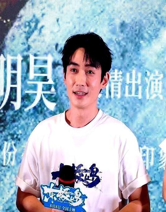 他演殡葬师，真在停尸间睡了三天；演赌徒，连续两天不闭眼，片场摆着戒断反应仪。
不