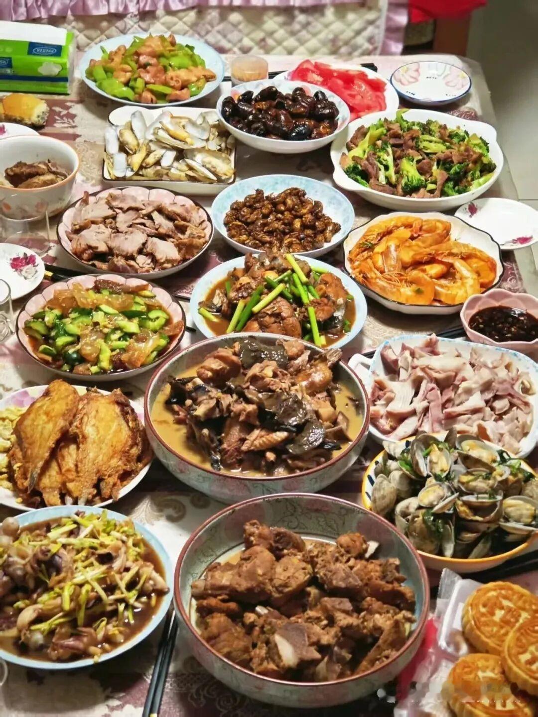 2026年的年夜饭太顺口了

1五花肉炖大黄花鱼
2烧椒皮蛋
3生炒鲜排骨
4红