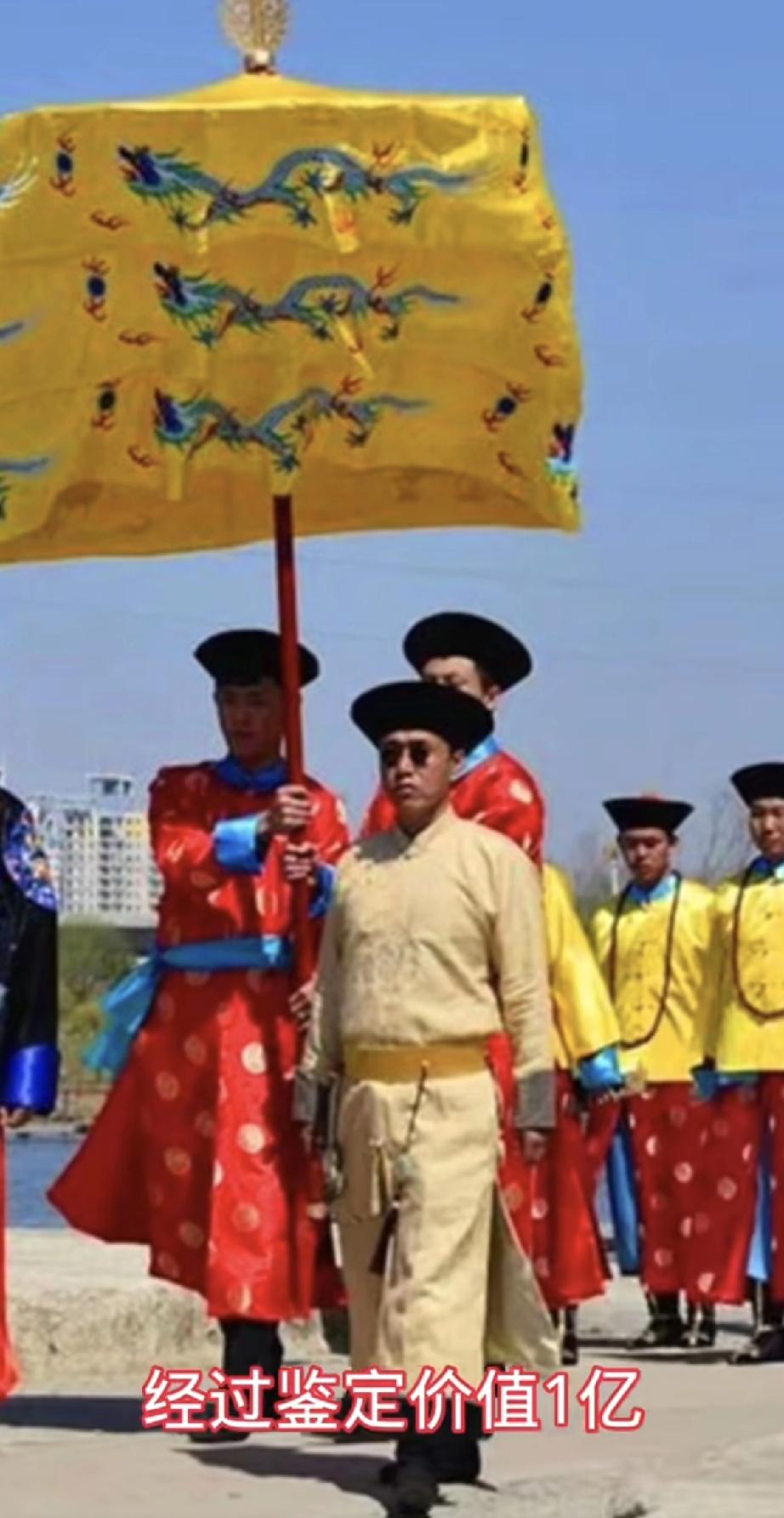 他们应该庆幸生活在当代
清朝灭亡100多年了，满清皇族后裔爱新觉罗氏依然穿着龙袍