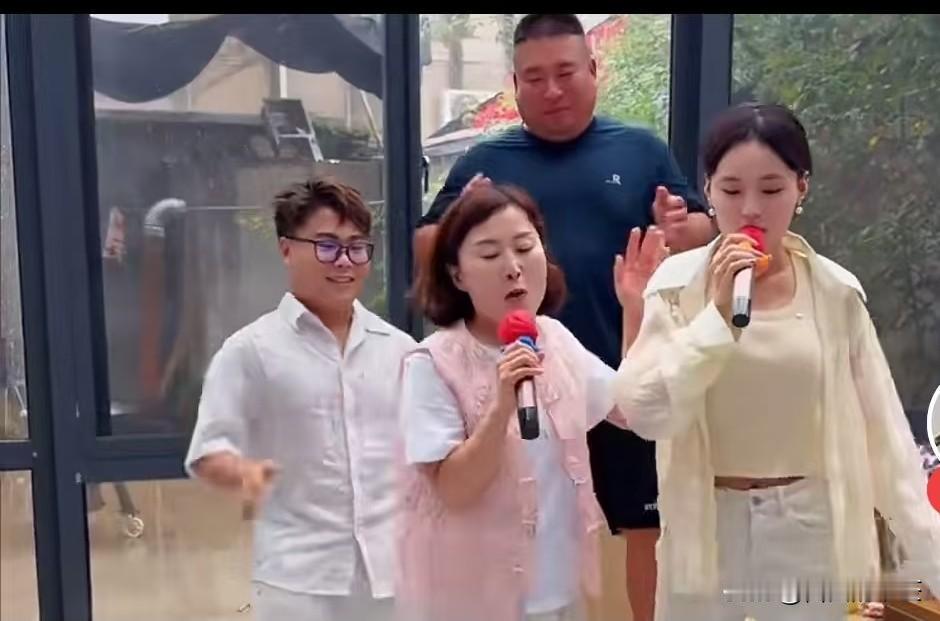 胖大哥对瑶瑶这个儿媳特别满意
           瑶瑶在胖大哥家还有点放不大开
