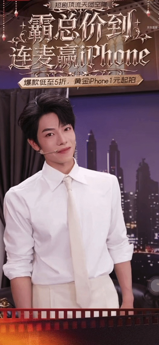 曾辉今晚让多少人睡不着觉  刚看完曾辉的直播，越想越感慨。以前演霸总还会紧张，躲