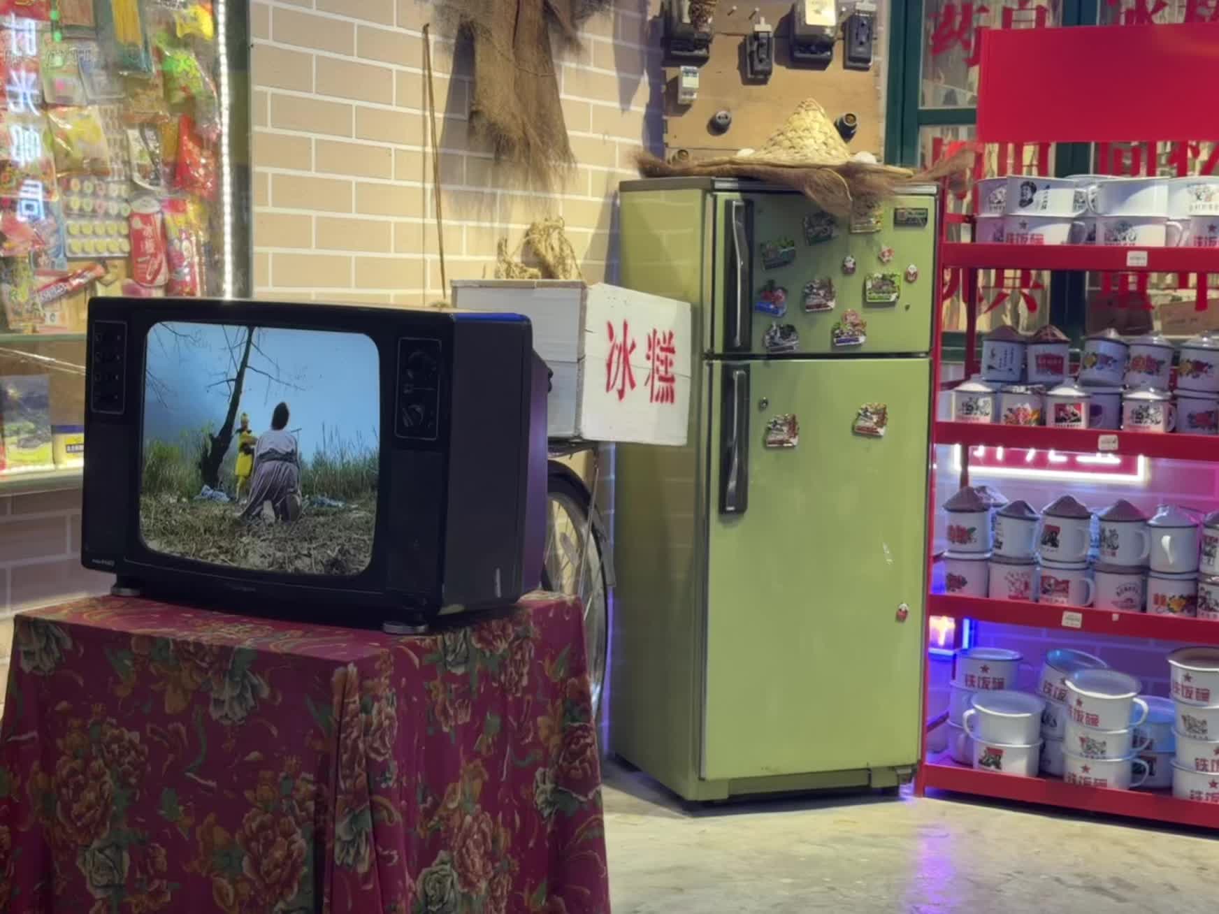 无法描述的是感觉 你说旧物会说话吗？总觉得旧物身上都有一种淡淡的酸涩！