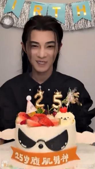 古子成薄肌被粉丝盯上了古子成直播冷白皮小头小脸，再加干净薄肌，古子成直播一出场，